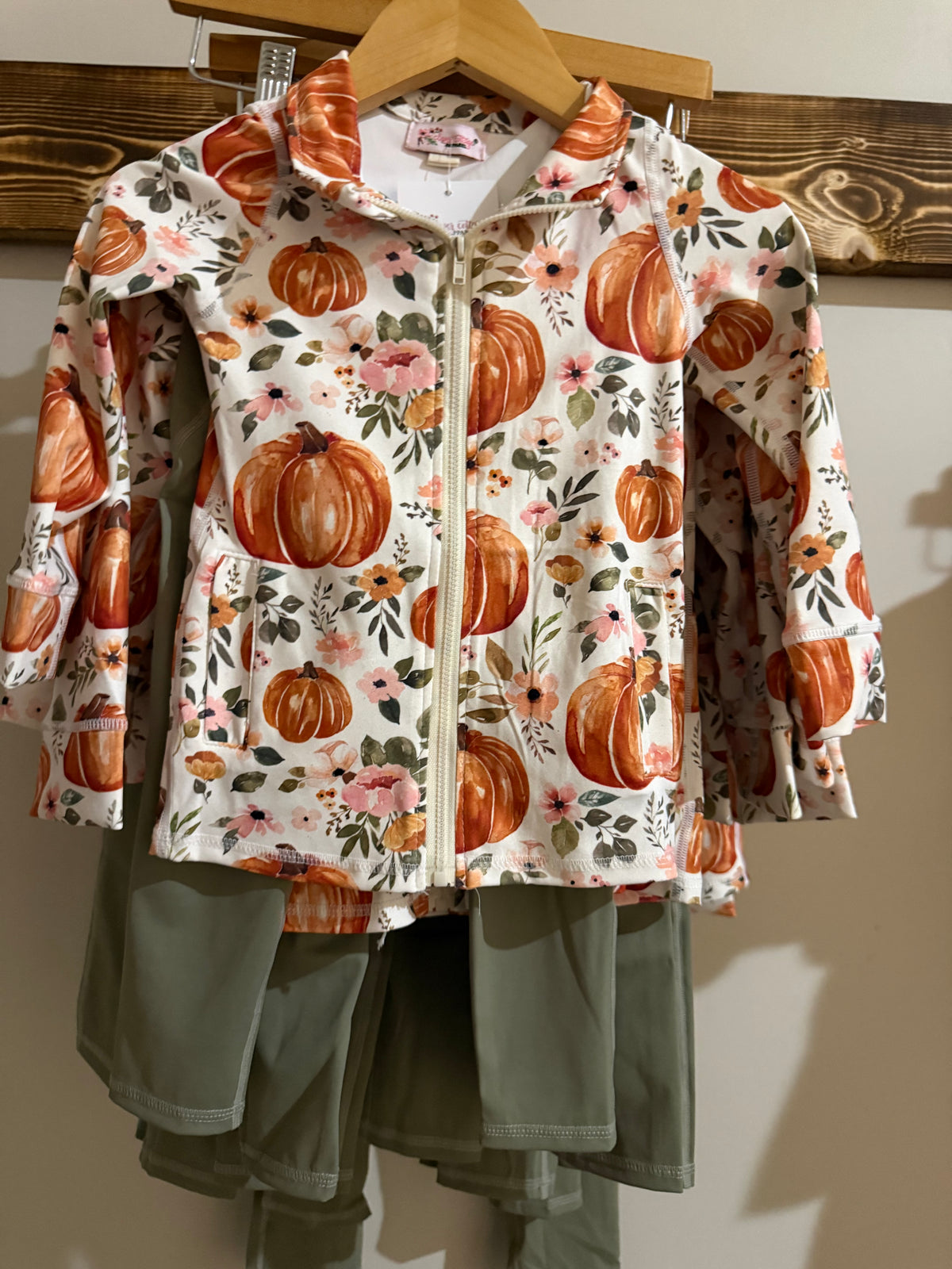 7526 Pumpkin Athletic Outfit