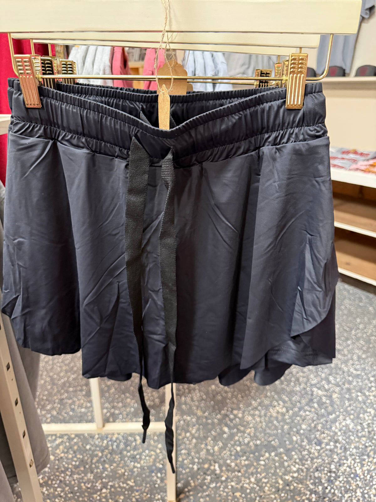 26726 Flowy Black Shorts